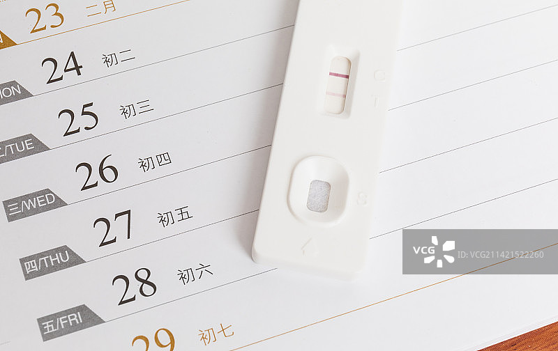 日历上的一根显示阳性的验孕棒图片素材