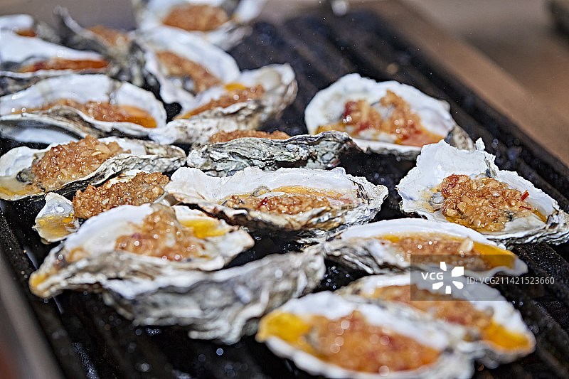 高档星级酒店自助餐的炭烤蒜蓉生蚝图片素材