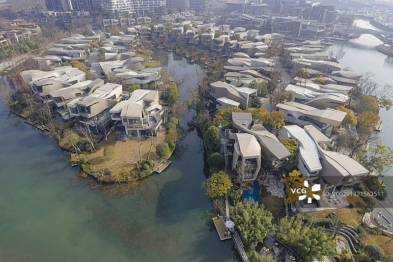 航拍成都天府新区麓湖的高级别墅群图片素材