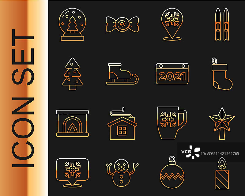 燃烧的蜡烛、圣诞星和长袜图片素材