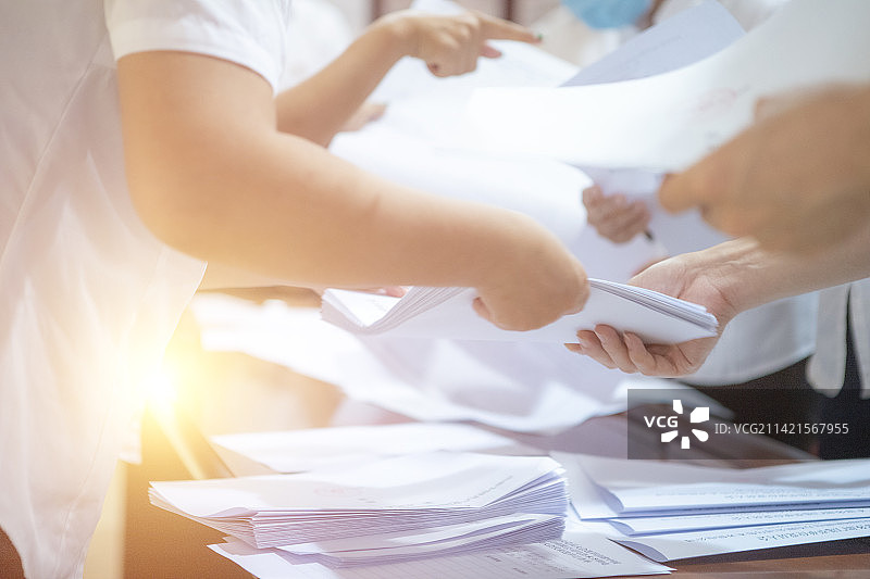 商务 做方案讨论的人 统计选票的人 手部动作图片素材