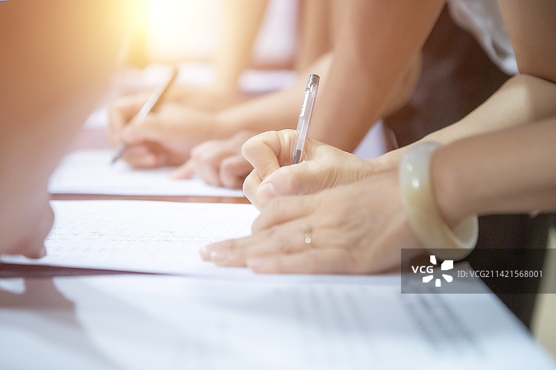 商务 做方案讨论的人 统计选票的人 手部动作图片素材