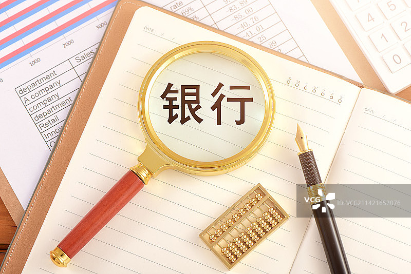 图表上的放大镜印着文字银行图片素材