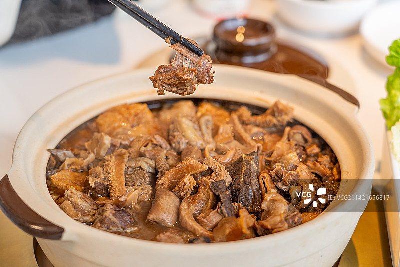 广东省老广州粤式风味街边传统特色小吃牛腩牛杂煲图片素材