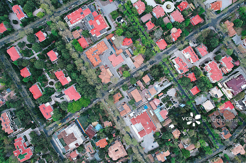 绿树红瓦图片素材