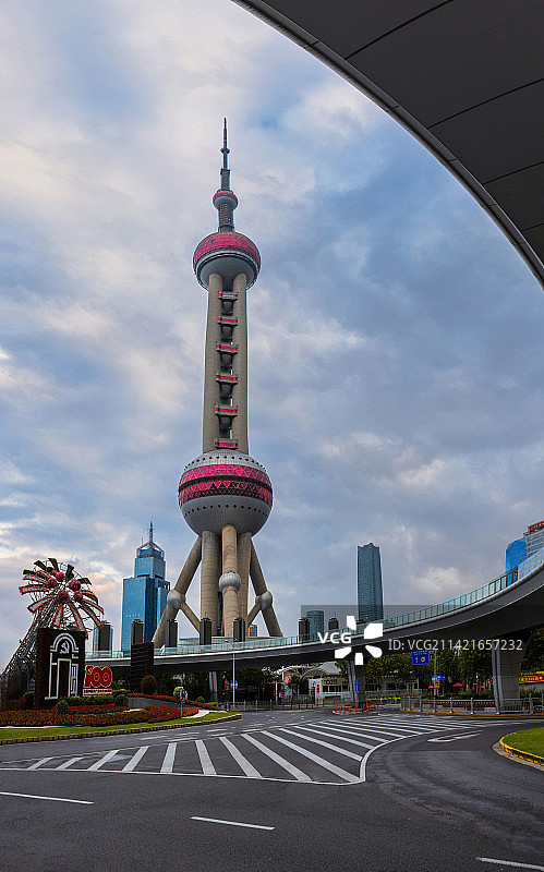 上海浦东陆家嘴交通枢纽天桥和东方明珠电视塔图片素材