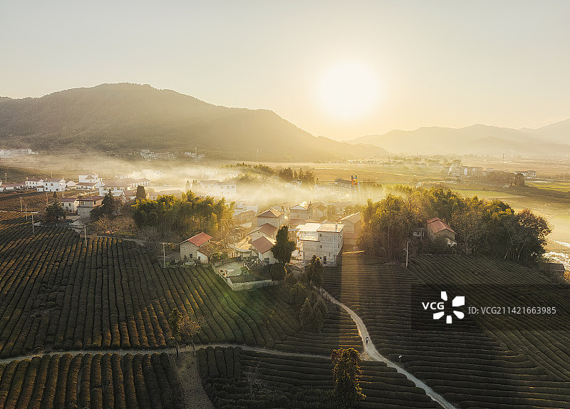 寒溪暮色--江西景德镇浮梁县寒溪村秋日黄昏炊烟图片素材