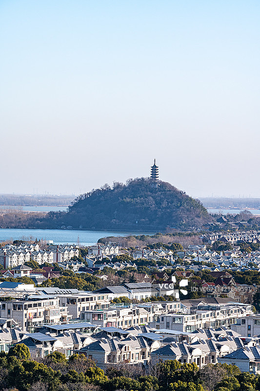 冬日蓝色天空下的镇江西津渡与城市民居建筑景观.镇江北固山北固楼上航拍视角看镇江城市风光与西津渡风景区图片素材