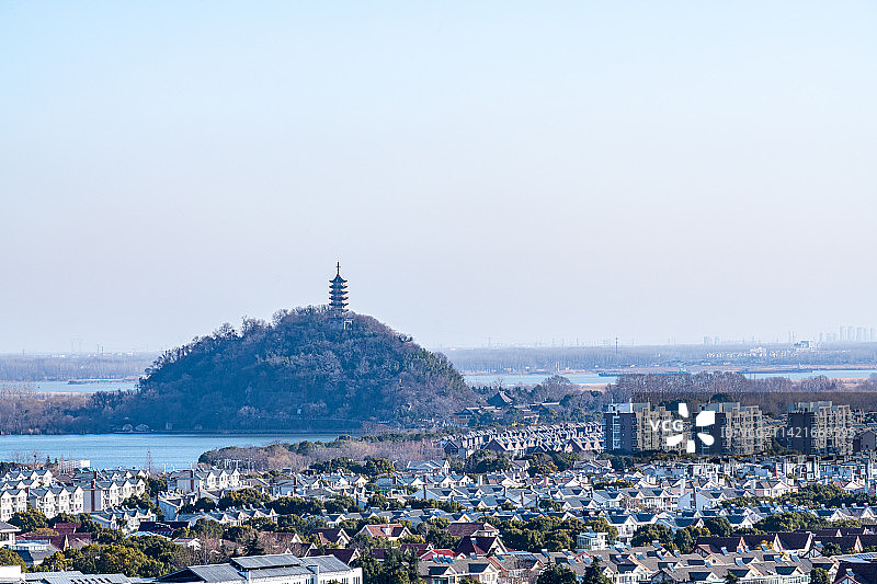 冬日蓝色天空下的镇江西津渡与城市民居建筑景观.镇江北固山北固楼上航拍视角看镇江城市风光与西津渡风景区图片素材