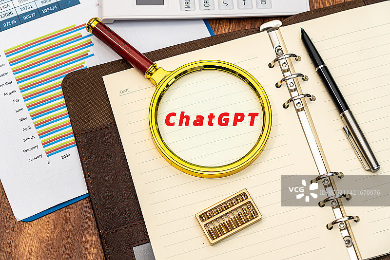 图表上的放大镜印着文字ChatGPT图片素材