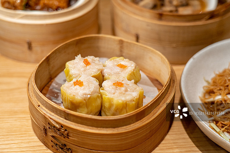 广东茶楼点心特色粤菜 - 蟹籽鲜虾干蒸烧卖图片素材