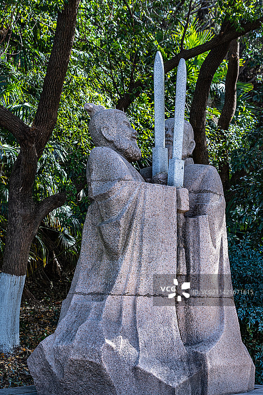 江苏镇江北固山风景区刘备孙权试剑石雕塑图片素材