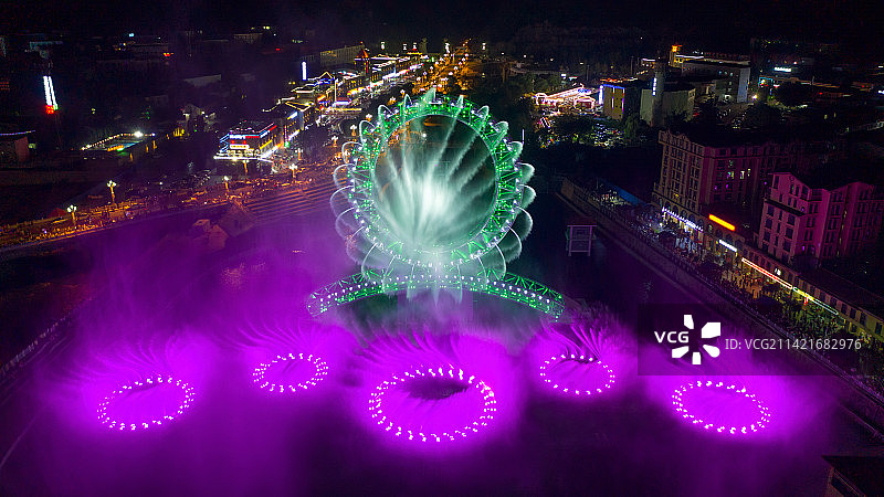 陕西省宝鸡市太白空中喷泉灯光秀图片素材