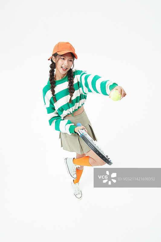 挥舞网球拍的年轻女学生图片素材