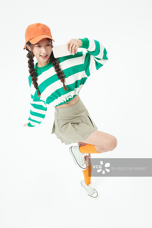 高角度下使用手机的年轻女学生图片素材