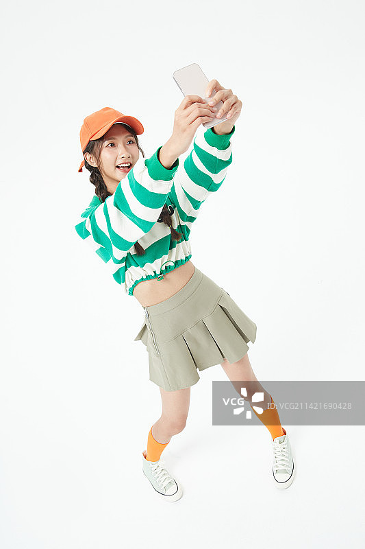 高角度下使用手机的年轻女学生图片素材