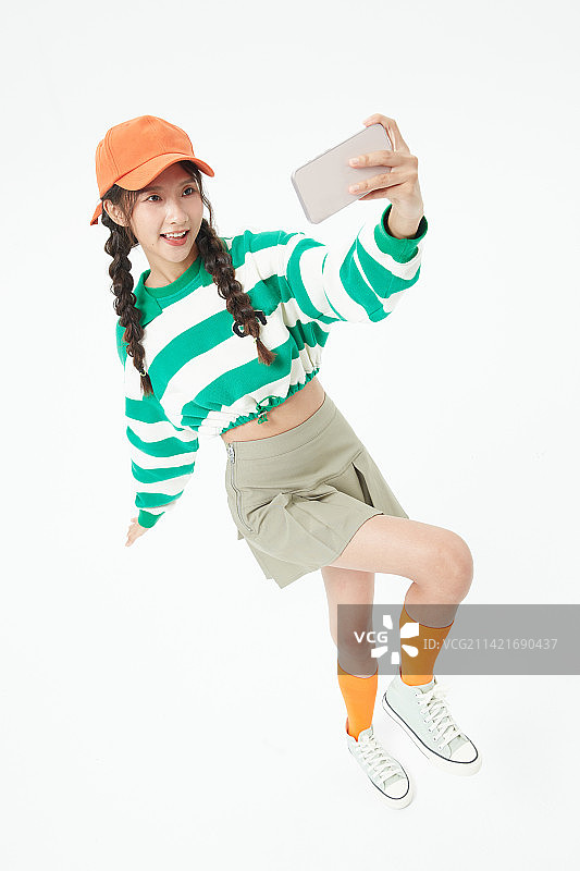 高角度下使用手机的年轻女学生图片素材