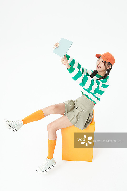 坐在木箱上的年轻女学生图片素材