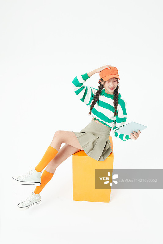 坐在木箱上的年轻女学生图片素材