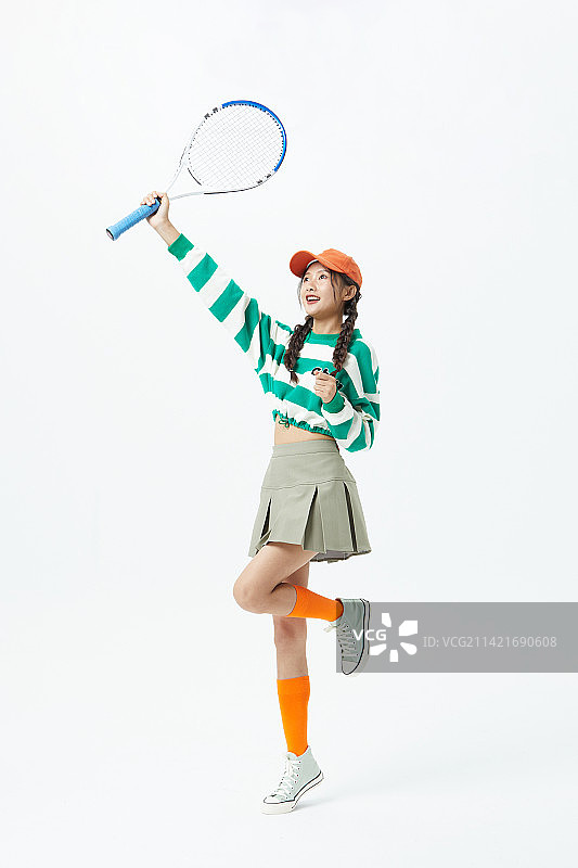 挥舞着网球拍的年轻女学生图片素材