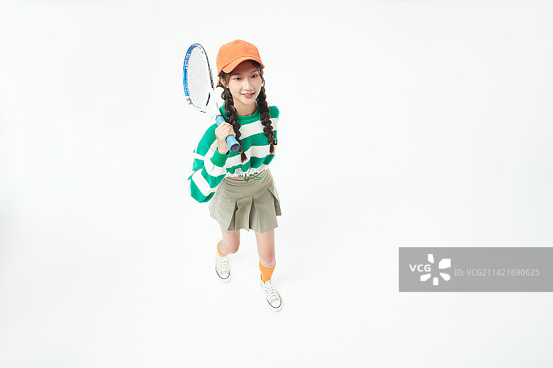 挥舞着网球拍的年轻学生图片素材