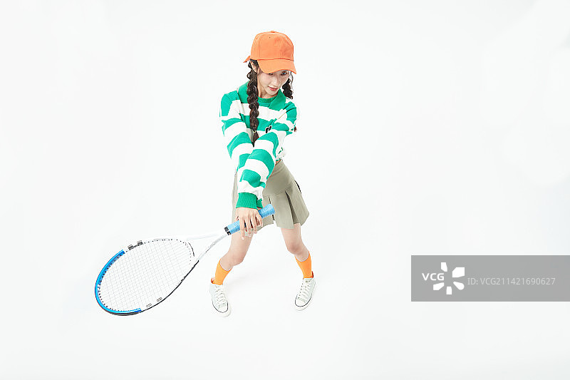 挥舞着网球拍的年轻学生图片素材