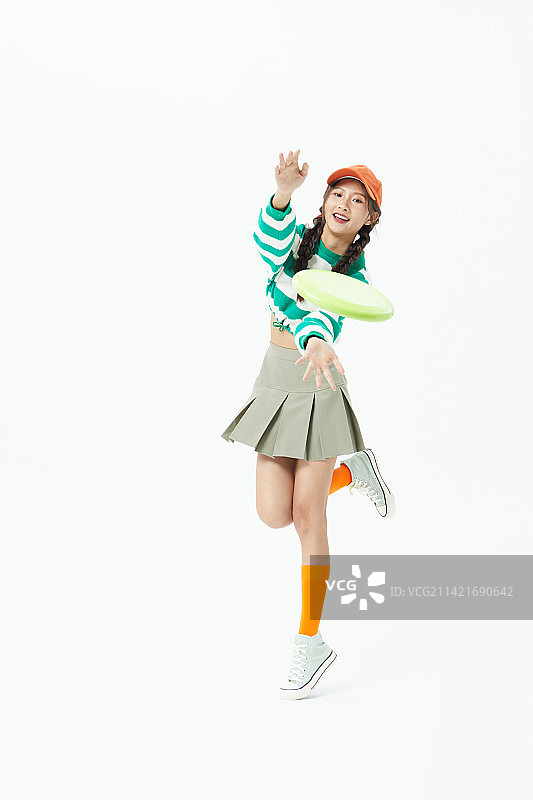 玩飞盘的年轻女学生图片素材