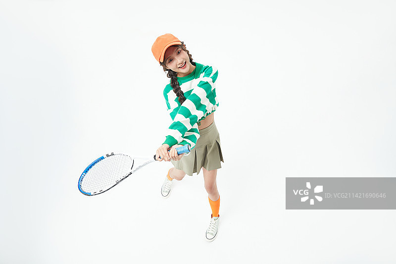 挥舞着网球拍的年轻学生图片素材