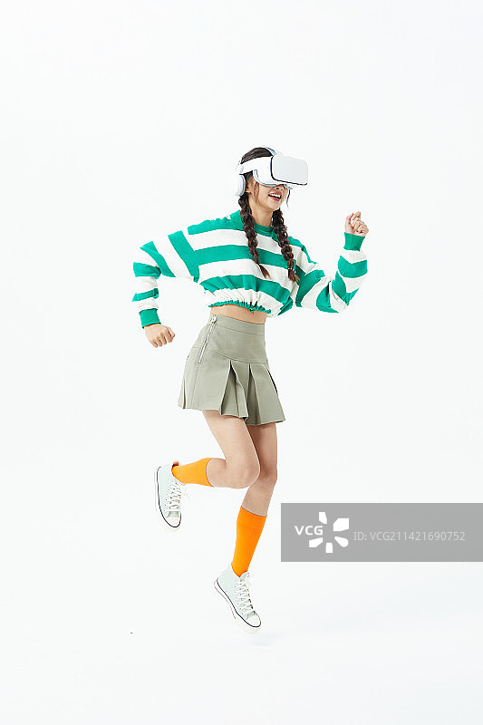 使用VR练习跳舞的年轻女生图片素材