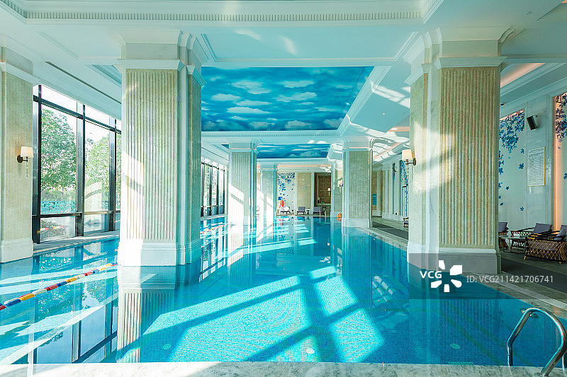 酒店里的室内游泳池图片素材