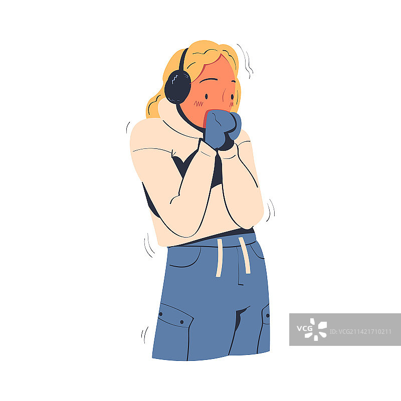 年轻女性穿着冬装感到寒冷和颤抖图片素材