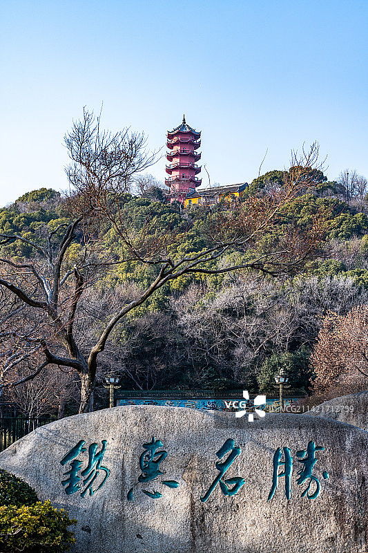 秋冬季节背景映衬中的江苏无锡锡山风景区锡惠名胜锡山塔龙光塔图片素材