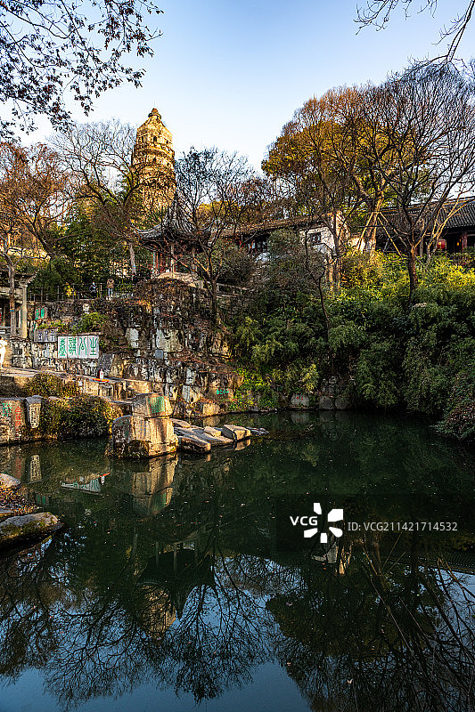 江苏苏州虎丘风景区虎丘塔剑池倒影图片素材