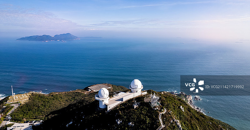 航拍视角下的海岛灯塔海岸线 深圳天文台图片素材