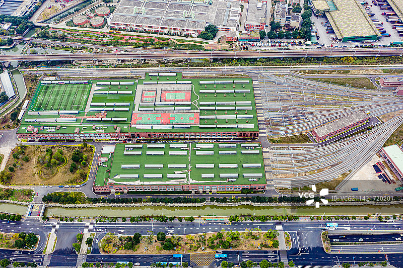 航拍福州地铁鼓山车辆段 屋顶球场 地铁上盖空间利用 垂直空间绿化图片素材