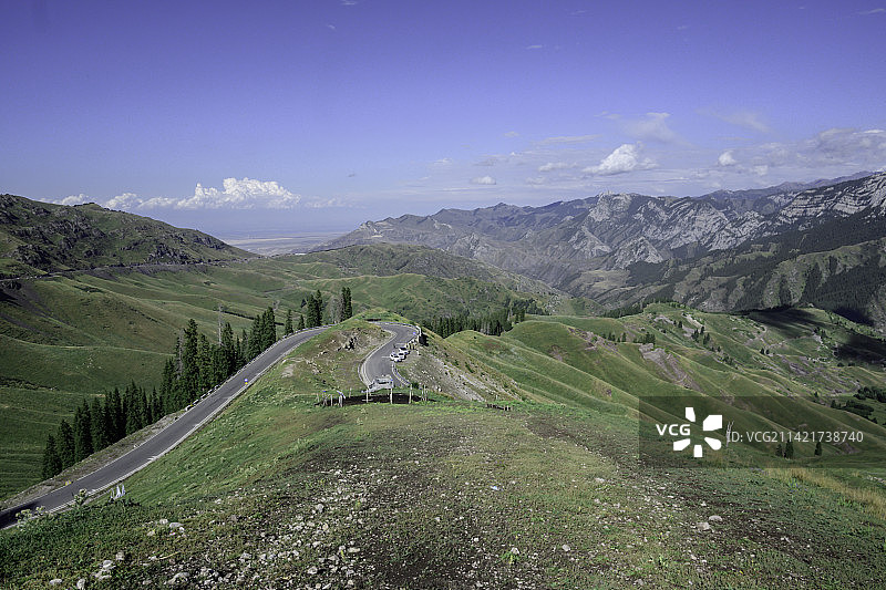 中国新疆伊犁天山高山草原秋季风光图片素材