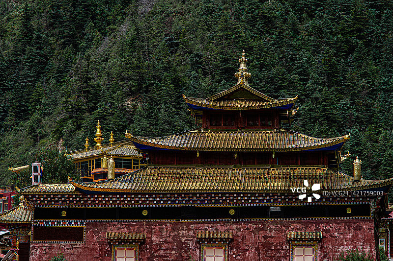 四川省甘孜藏族自治州新龙县麻日大桥措卡寺图片素材