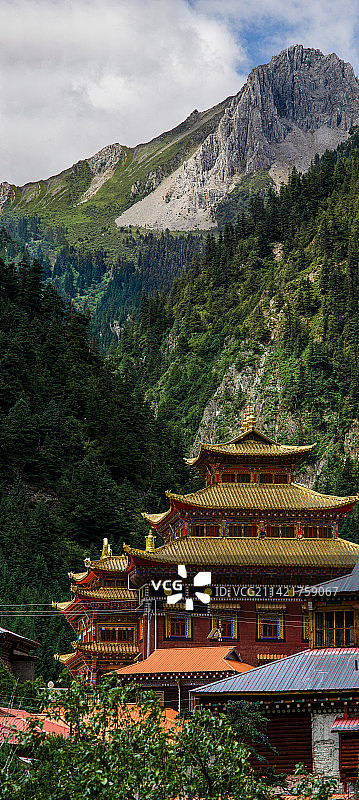 四川省甘孜藏族自治州新龙县麻日大桥措卡寺图片素材