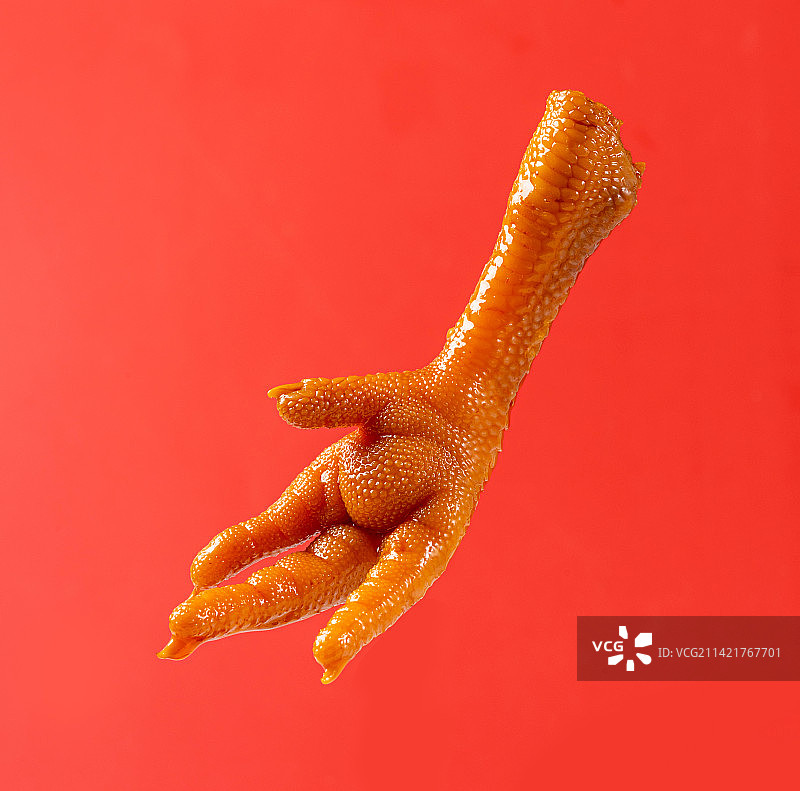 红底上卤汁飞溅的动感卤鸡爪图片素材