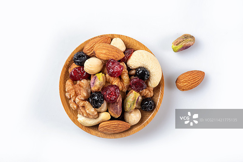 白底上的一盘每日坚果图片素材