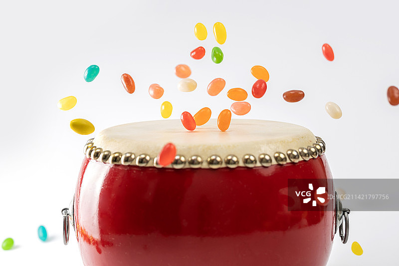 在腰鼓上跳跃的彩色糖果图片素材