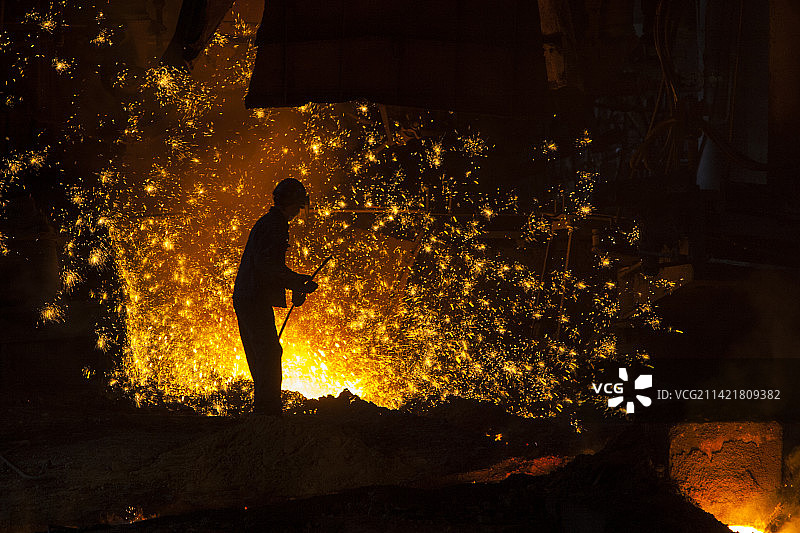 炉前工在炼铁高炉出铁口劳作图片素材