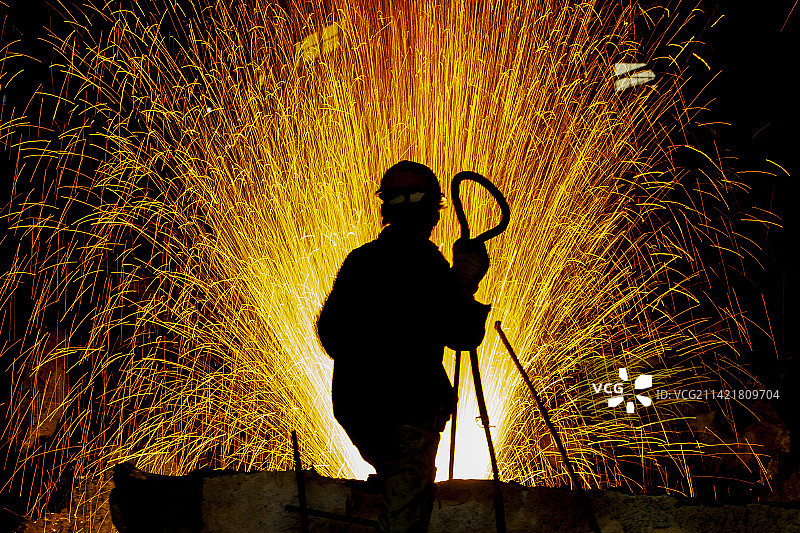 钢厂工人在切割钢坯图片素材