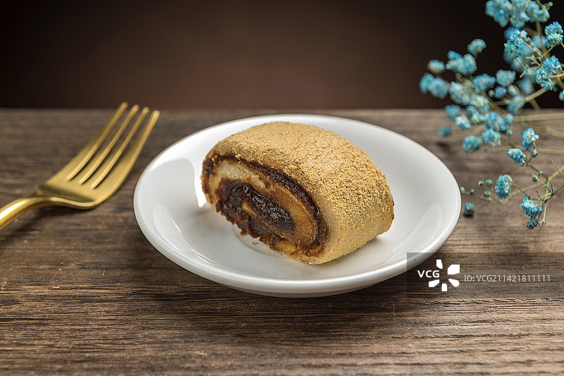 一盘天津小吃驴打滚摆放在桌面上特写图片素材