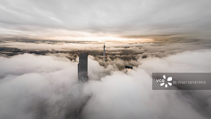 云海中的珠江新城中轴广州塔图片素材
