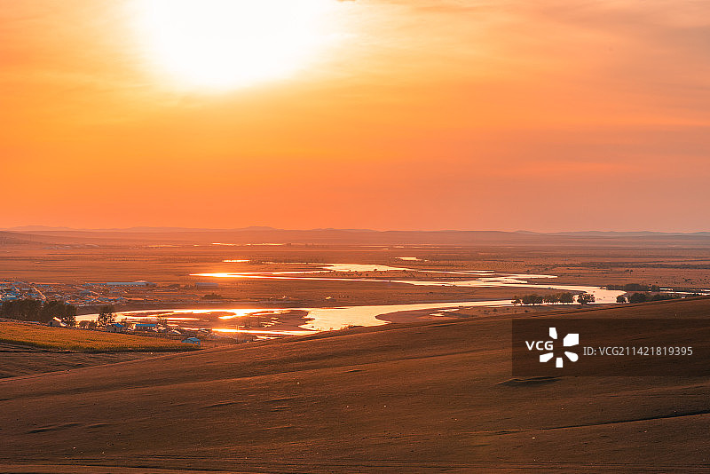 内蒙古呼伦贝尔额尔古纳黑山头湿地秋天日落自然人文风景图片素材