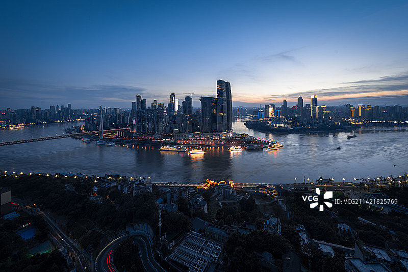 重庆两江交汇来福士蓝调夜景图片素材