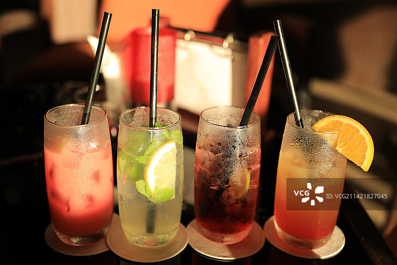 桌子上的饮料特写镜头图片素材