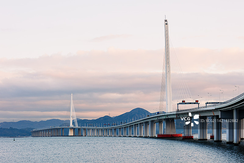 日落时分的深圳湾公路大桥图片素材