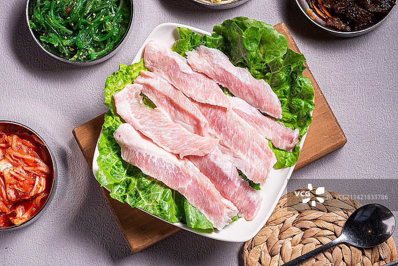 放在生菜叶子上的雪花牛肉图片素材